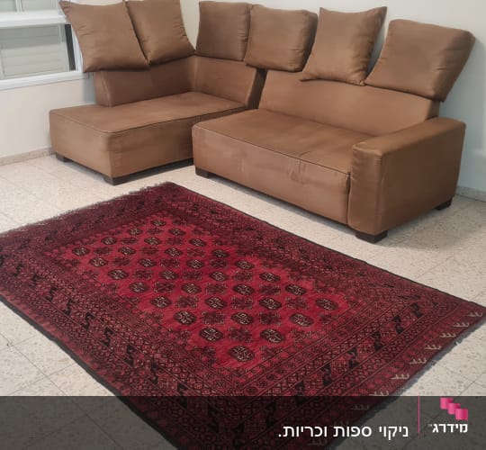 ספה חומה ושטיח אדום בחדר מגורים